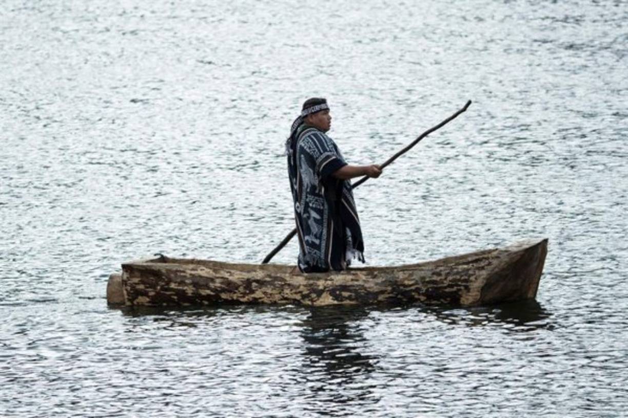 Para los mapuches, cuando la Luna cubre al Sol trae un mensaje de cambio, a veces negativo pero también de equilibrio. Así es que algunos mapuches atribuyeron los cambios sociales y políticos que sacudieron a Chile desde octubre de 2019 al eclipse total de Sol que se vio el 2 de julio de ese año en una suerte de fiesta masiva en el desierto del norte del país.