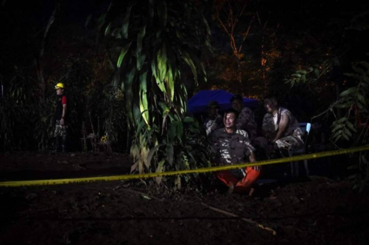 La muerte de un buzo cuando realizaba una misión de abastecimiento aumentó hoy la presión sobre los equipos que intentan hacer el rescate.