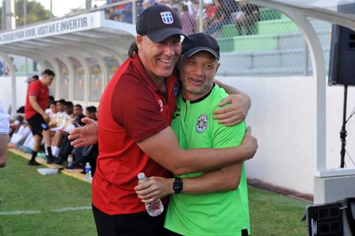 El afectuoso saludao entre Gustavo Reggi, asistente técnico de Olimpia, y Juan Bertani, preparador físico de Marathón.