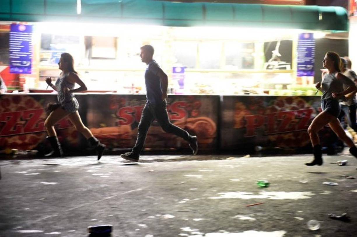 El tiroteo comenzó hacia las 22.08 horas locales (05.00 GMT del lunes) cuando al otro lado de la calle en la que se ubica el hotel en el que se encontraba Paddock se clausuraban los tres días del festival country 'Route 91 Harvest', que tenía lugar al aire libre.