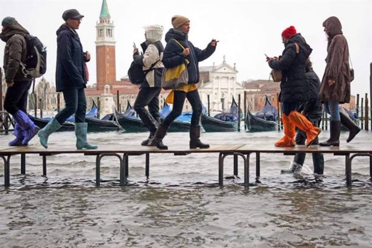 La ciudad instaló pasarelas para que los turistas puedan seguir disfrutando de lugares como la Plaza de San Marcos.