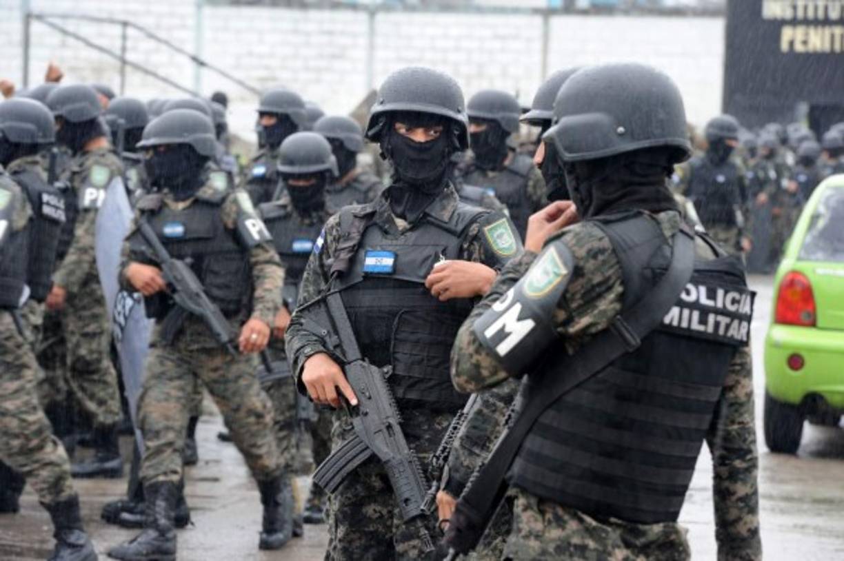 Los miembros de la Policía Militar esperan iniciar inspección en el penal de Marco Aurelio Soto en Támara. AFP
