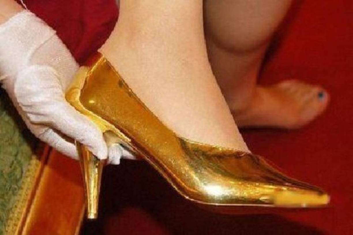 Desde tacones hasta mocasines también entran en el grupo de elementos que han sido hechos en oro.