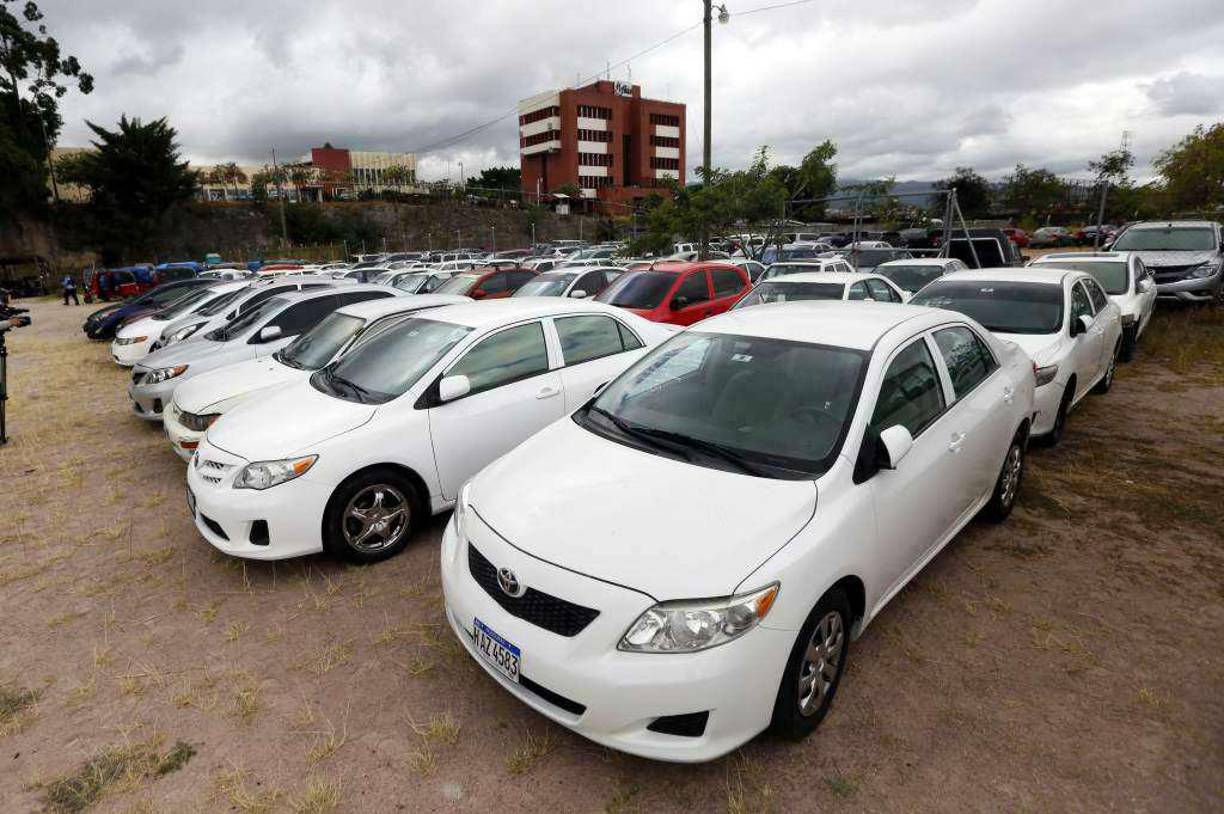 ”Ando cerca, en diez minutos le llego”, es quizás la respuesta más popular que muchos usuarios de los taxis reciben cuando quieren una carrera.