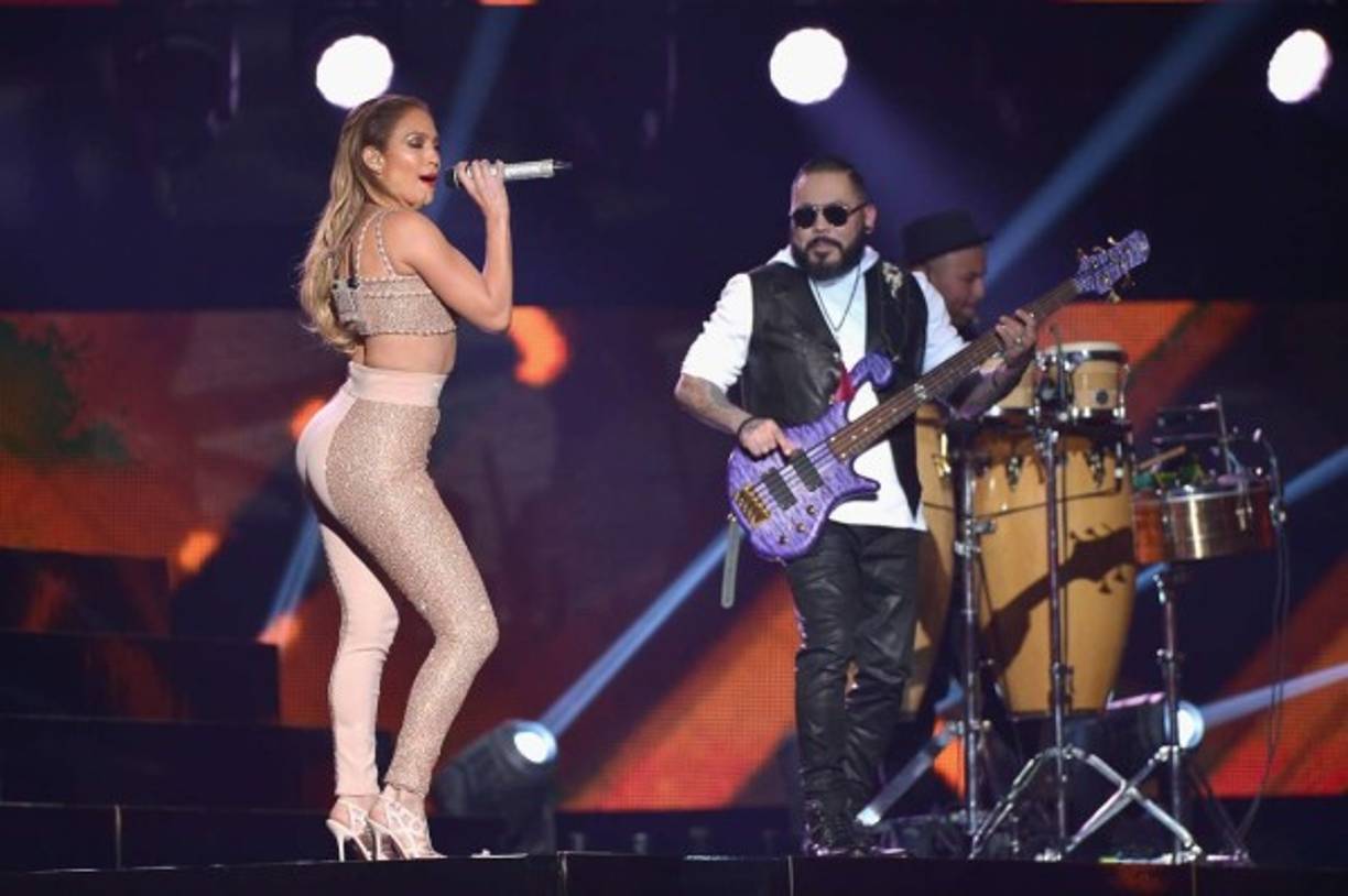 Jennnifer López cantando y bailando el 'Bidi bidi bom bom' junto a Abraham Quintanilla III.