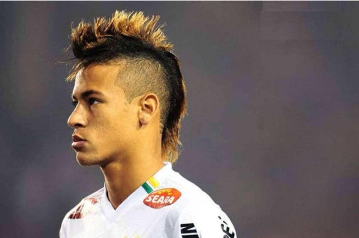 Neymar destaca por muchas cosas, pero también por sus curiosas crestas que lo han hecho famoso en el mundo entero. La esperanza brasileña es también el terror de los peluqueros.