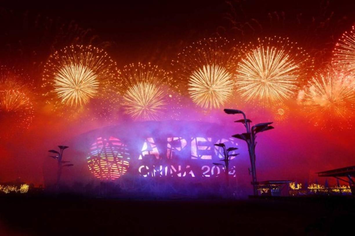 La China comunista desplegó hoy toda la pompa y los medios grandiosos a su alcance para recibir a los dirigentes del Foro de Cooperación Económica Asia Pacífico (APEC), en una fastuosa velada de gala en Pekín.<br/>