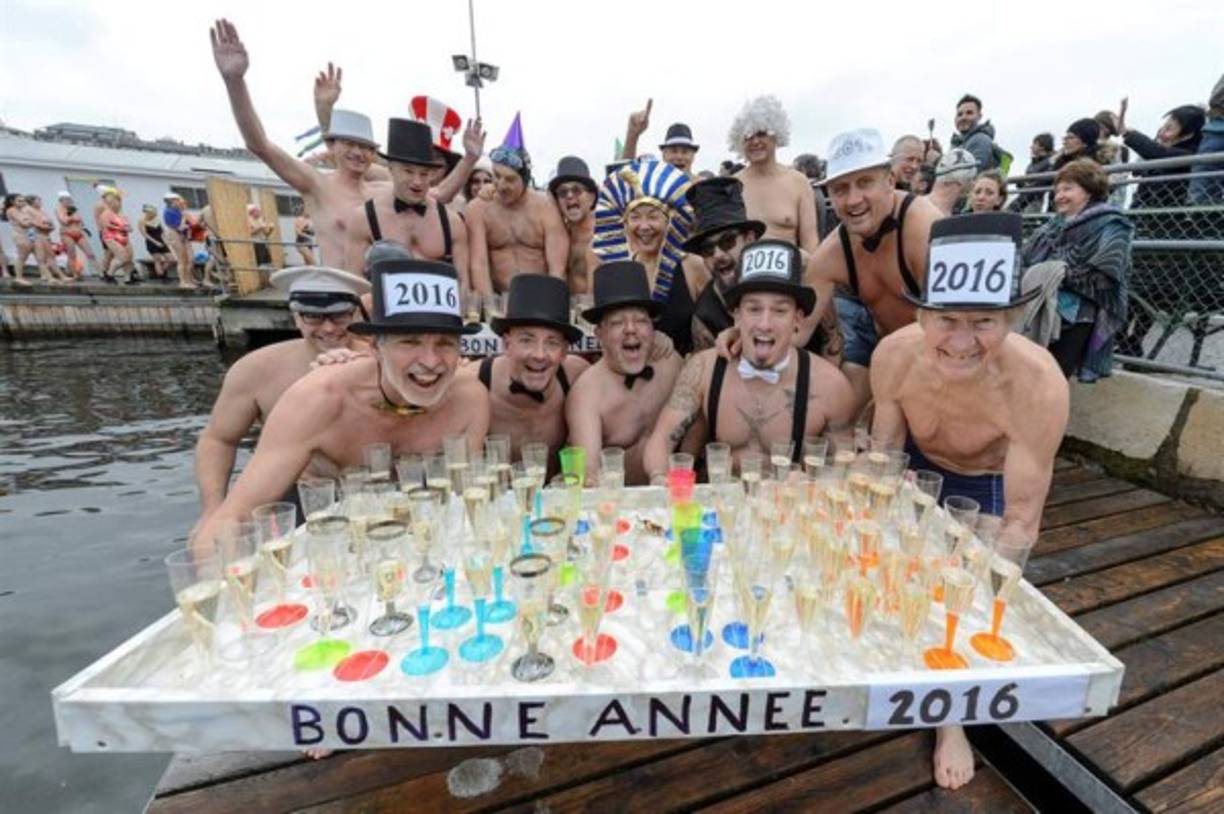 Varios ciudadanos celebran la llegada del nuevo año con un chapuzón en el lago Ginebra en Ginebra (Suiza) hoy, 01 de enero de 2016.