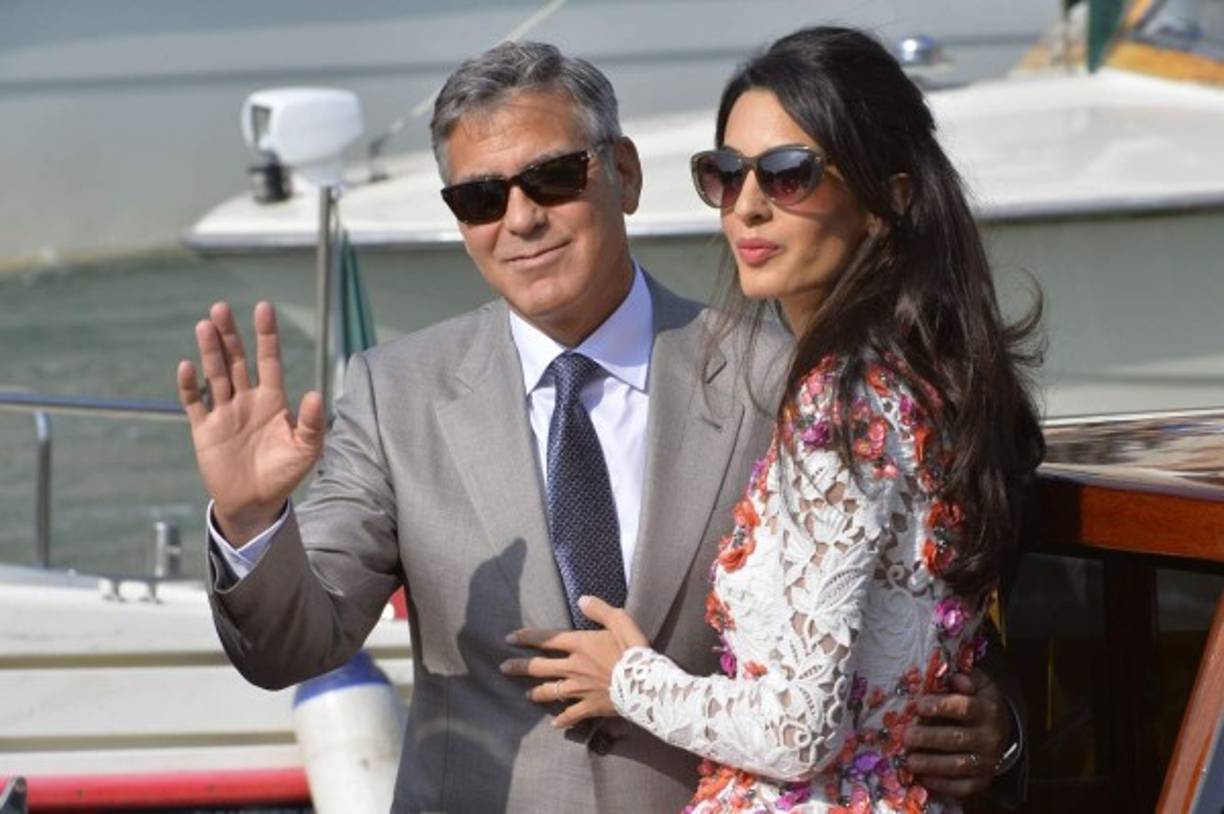 El día después del enlace, Amal eligió un vestido más corto por delante que por detrás, con flores de colores, de Giambatista Valli.