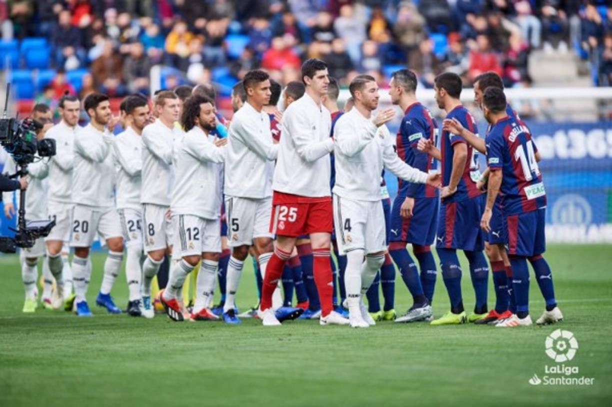 El saludo de los jugadores titulares de Eibar y Real Madrid antes del inicio del partido.