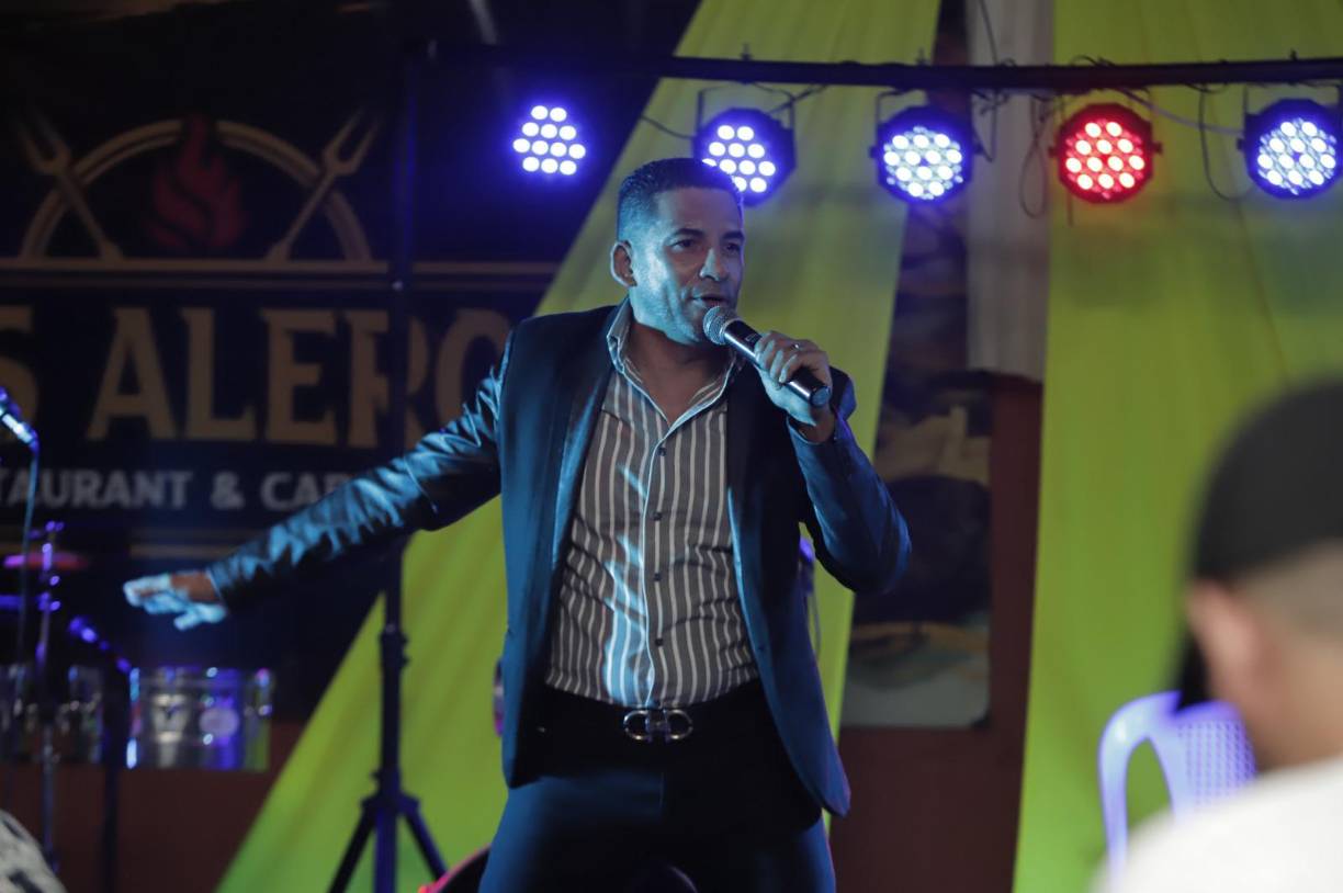 El músico catracho cautivó al ritmo del merengue.