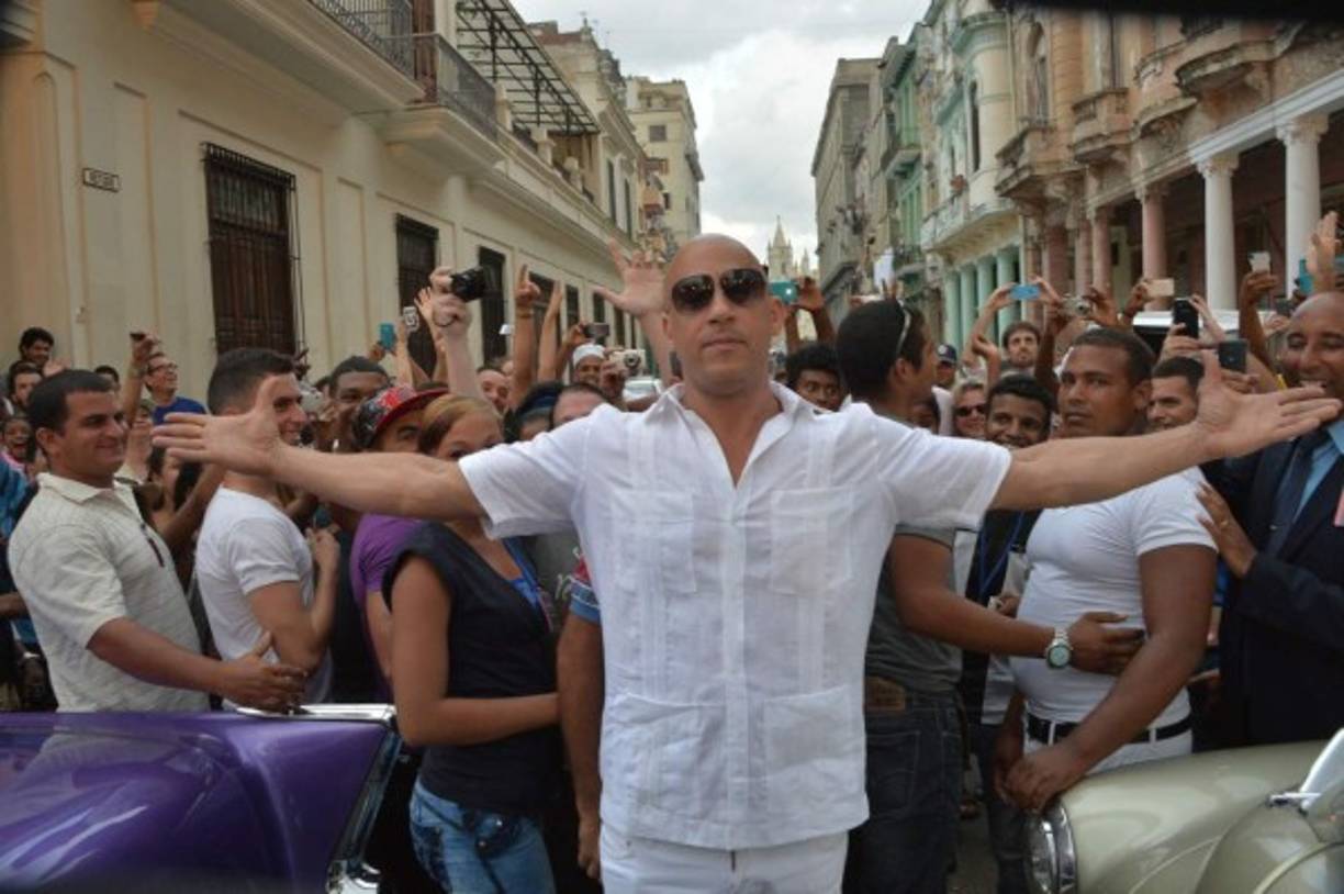 El actor estadounidense Vin Diesel, quien se encuentra en Cuba rodando la octava parte de la saga Rápido y Furioso, asiste al desfile de la casa de modas francesa Chanel.