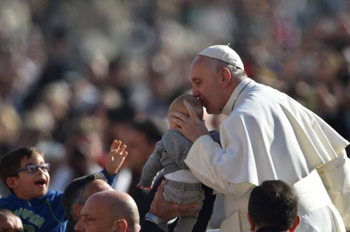 Del papa Francisco, cuarta personas más poderosa del mundo según Forbes, Forbes recuerda que se ha fijado como misión 'transformar la imagen conservadora de la Iglesia Católica', como líder espiritual de la sexta parte de la población mundial.