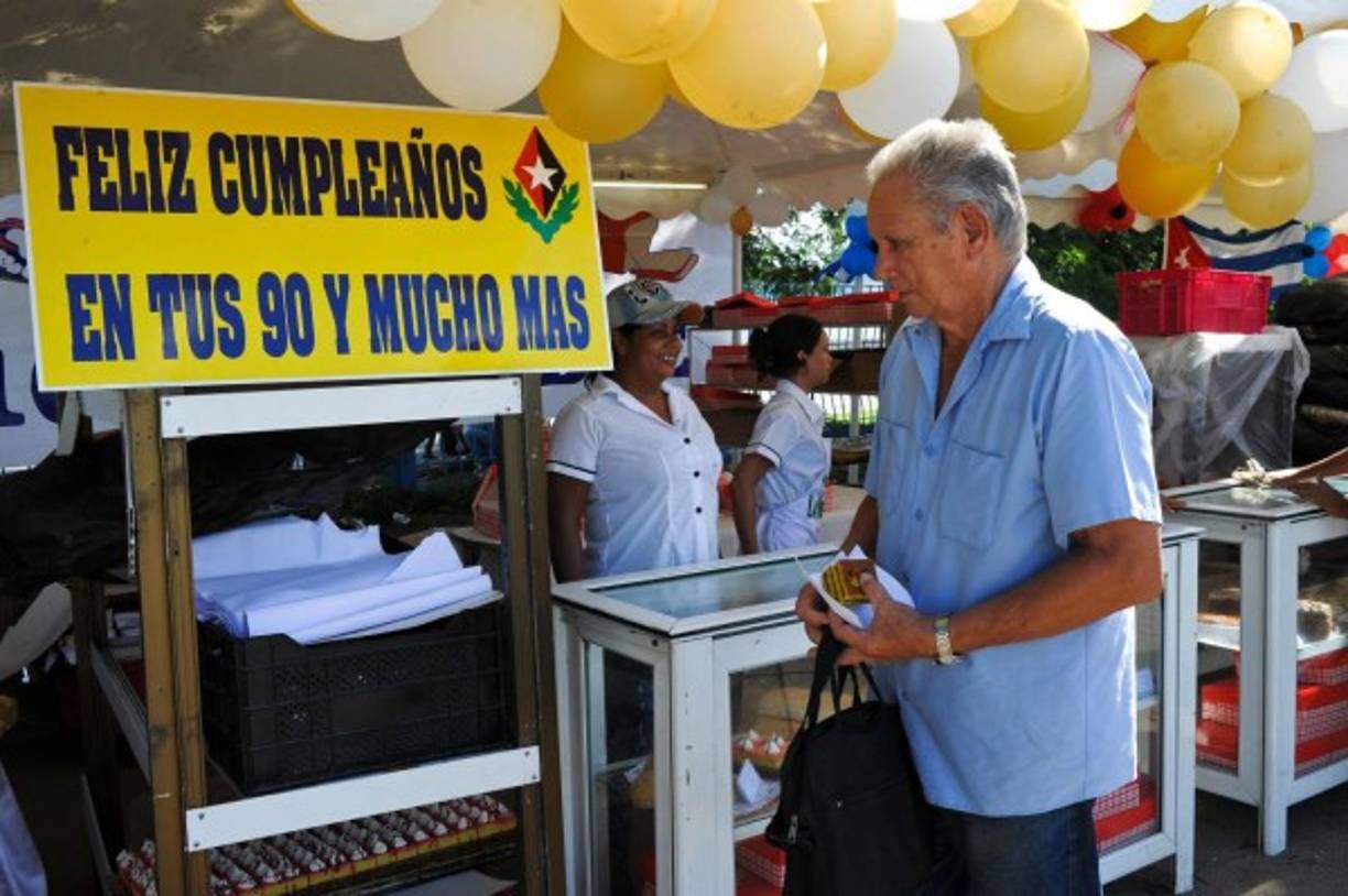 Sin aparecer en público, Castro escribió el artículo 'El cumpleaños', divulgado por la prensa estatal, en el que agradece los saludos, repasa su infancia y la revolución que lideró hace 57 años.<br/>