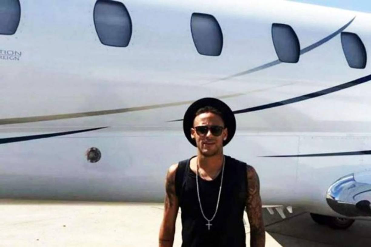 7. Neymar tiene un avión privado Embraer Legacy 450 valorado en 12,2 millone de euros.