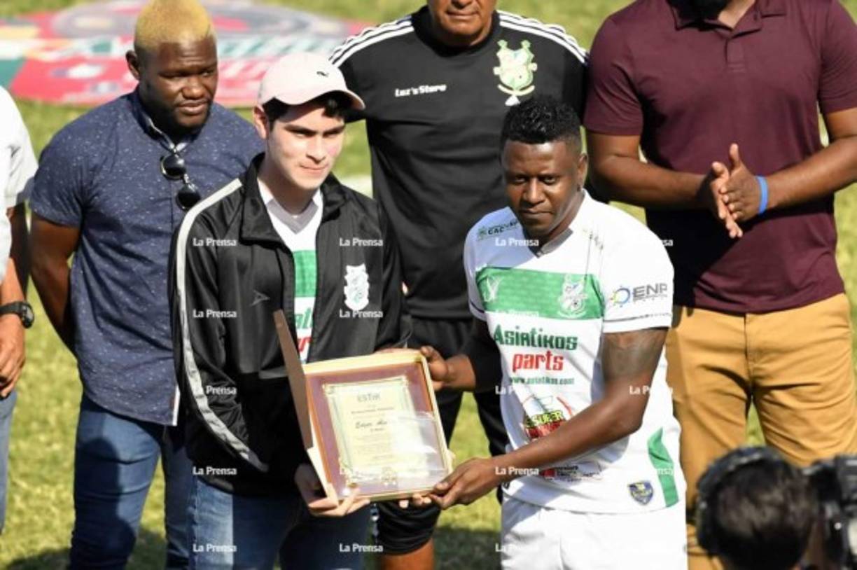 Edgard Álvarez con otro de los homenajes que recibió en su despedida.