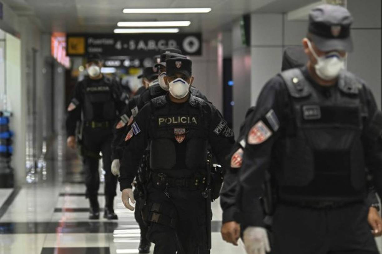 La declaración del coronavirus como pandemia por parte de la OMS llevó al presidente salvadoreño Nayib Bukele a decretar cuarentena en todo el país y prohibir el ingreso de extranjeros por 21 días como medida de prevención.