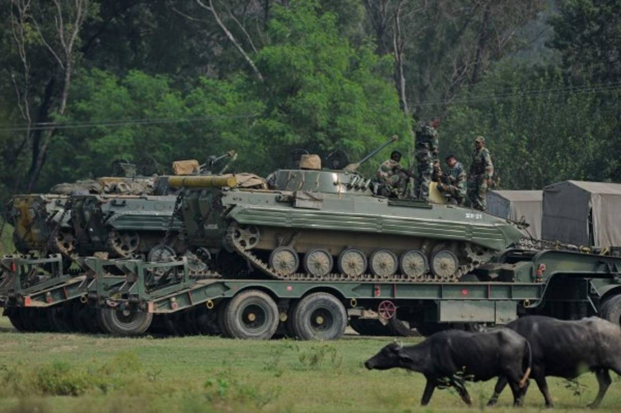 CONFLICTO. Pakistán e India se atacan. India y Pakistán abrieron de nuevo fuego ayer desde uno y otro lado de la línea de demarcación de la región disputada de Cachemira. Foto: AFP/Tauseef Mustafa