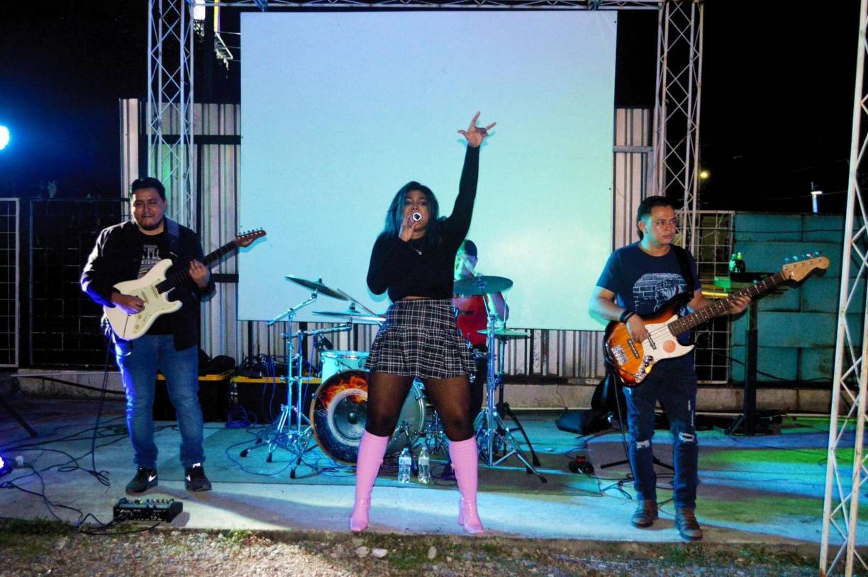 <b>KIMBERKY ROWE Y LEY SECA </b>La joven y la banda cantarán para todos los asistentes a El Estadio Food Park, ubicado en la 3 calle, 15 avenida de barrio Los Andes. La cita es a partir de las 8:00 pm.