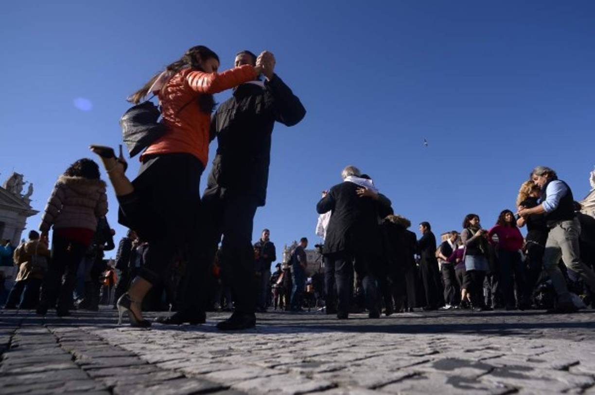 'Bailar para el papa será nuestro regalo', explicó Cristina Carmorani, profesora de baile en Conventello, cerca de Ravenna (noreste), y artífice de la iniciativa 'Un tango para Francisco' en la red social Facebook.