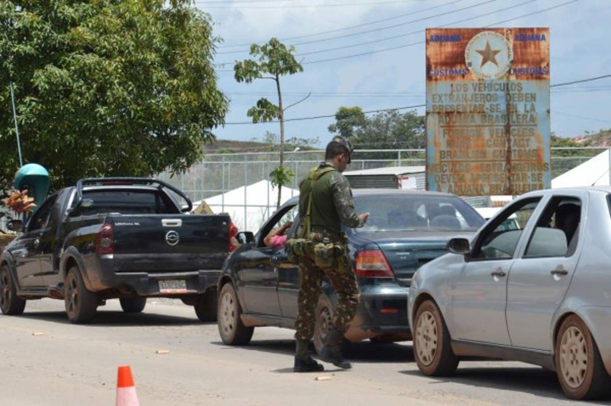 El ministro de Seguridad Institucional de la Presidencia de Brasil, Sergio Etchegoyen, subrayó que un eventual cierre de fronteras violaría las leyes que amparan a los inmigrantes en Brasil y 'no ayudaría en nada a la cuestión humanitaria'.<br/>