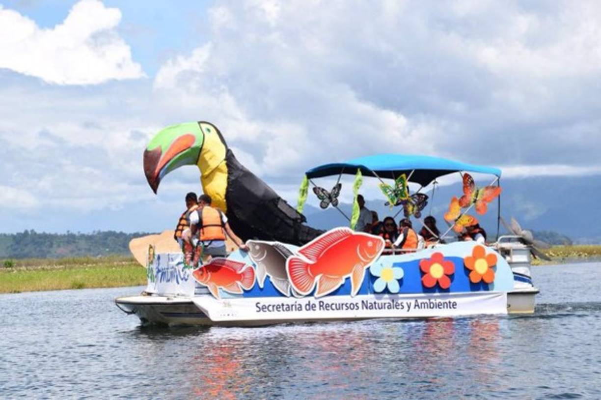 La carroza de la Secretaría de Recursos Naturales y Ambiente se inspiró en la flora y fauna del Lago de Yojoa.