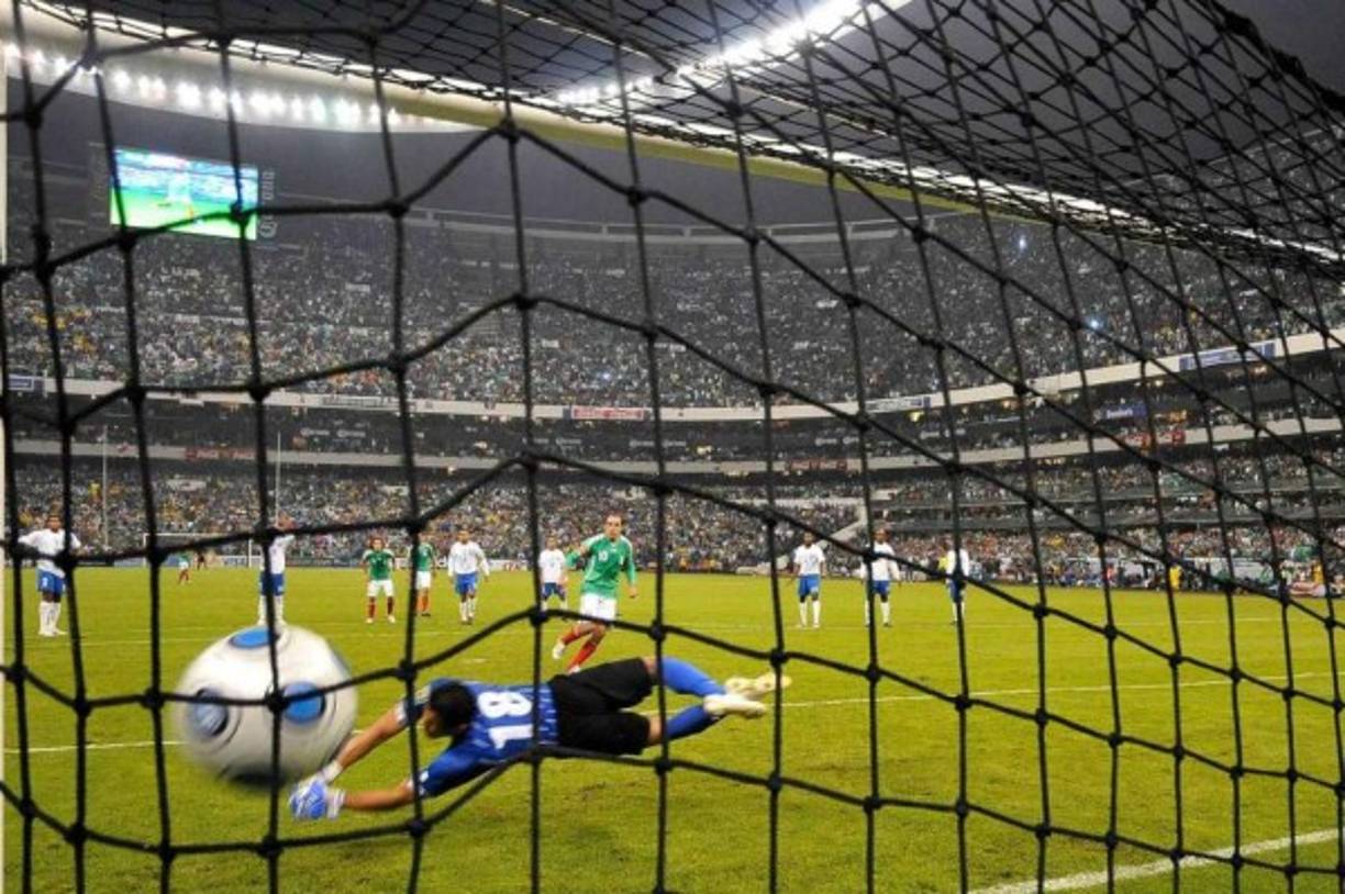 En la elimininatoria mundialista de 2009, el Tricolor superó 1-0 a los hondureños en el estadio Azteca con este penal transformado por Cuauhtémoc Blanco.