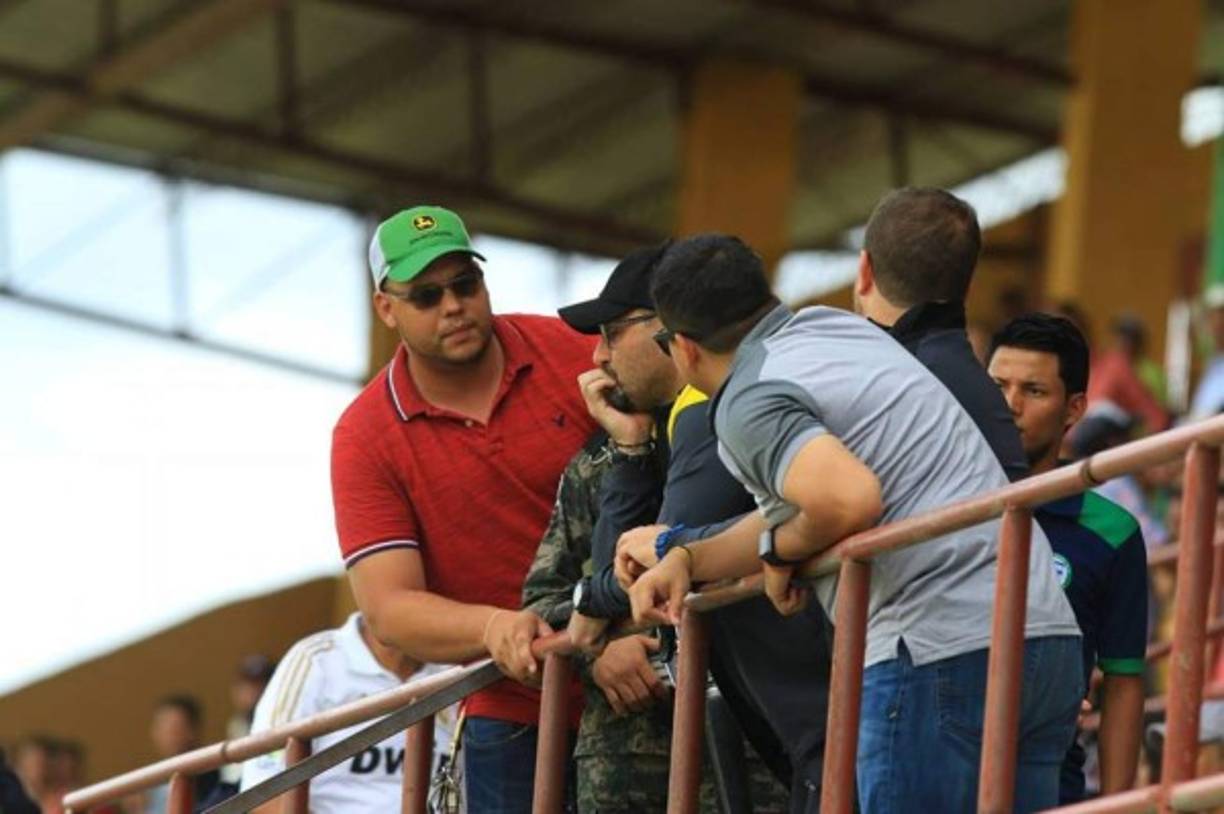 Tato García durante varios minutos estuvo de pie en las graderías del estadio Juan Ramón Brevé por lo que algunos aficionados del Juticalpa se molestaron con el entrenador uruguayo.