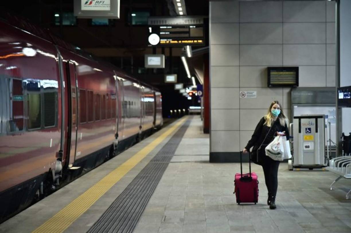 En esta imagen se observa una mujer caminando en la estación del metro en Porta Susa, usando mascarilla como medida preventiva ante la enfermedad. Hasta el momento se registran al menos 10,000 personas infectadas en Italia.
