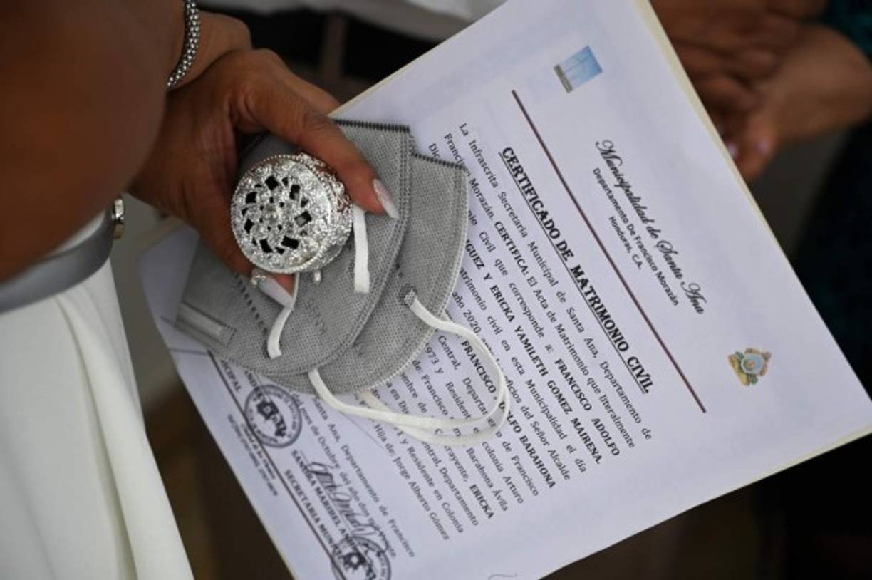 'Gracias a Dios que hemos podido casarnos. Teníamos planes desde antes de que empezara la pandemia y hemos tenido que esperar', contó a la AFP Erika Yamileth Gómez, de 49 años, quien el pasado fin de semana se casó con Francisco Adolfo Barahona, de 47.