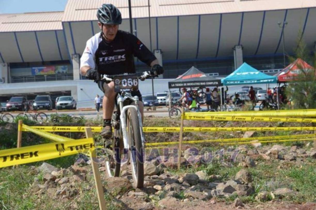 Acá se le ve en una competencia de ciclismo.