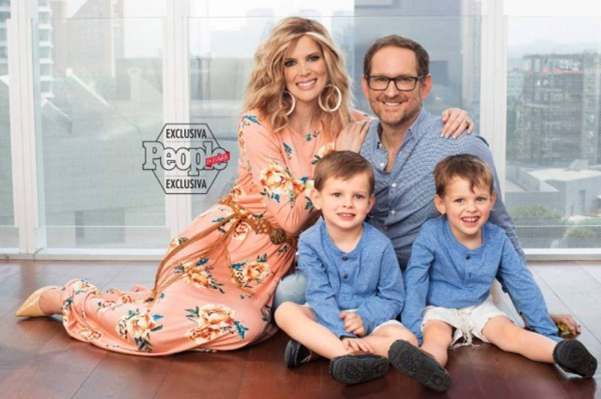 El primer contacto le llegó a través del rabino Philip Berg, del Centro de Kabbalah Internacional, conocido como el 'rabino de los famosos', al haber instruido a celebridades como Madonna o Demi Moore. 'Es una tecnología para el alma y como estaba buscándole sentido a todo, empiezo a comprar todos los conceptos', rememora sobre su inmersión en un universo que solo despertó más preguntas que respuestas.