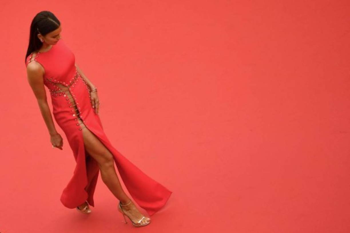 El atrevido modelo de la pareja de Bradley Cooper llevaba cortes laterales en ambas piernas y detalles dorados.