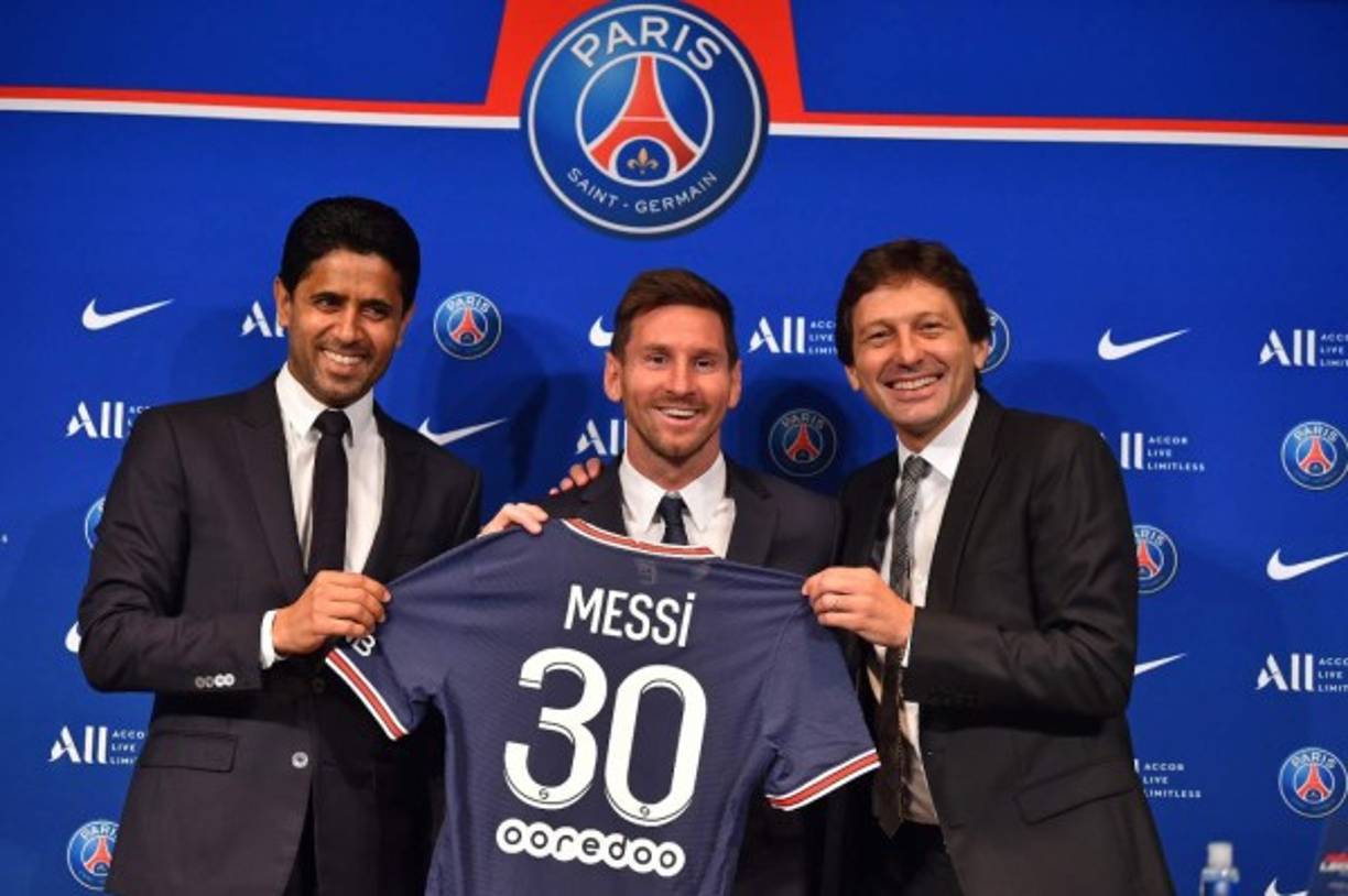 Lionel Messi fue presentado como nuevo jugador del PSG. El argentino, que usará el número 30, ha rubricado su pase al cub francés por dos años (más uno opcional) tras quedar libre en el Barcelona y ofreció sus primeras impresiones en el Parque de los Príncipes. “Tengo la misma ilusión que cuando era un nene, amo el fútbol”.