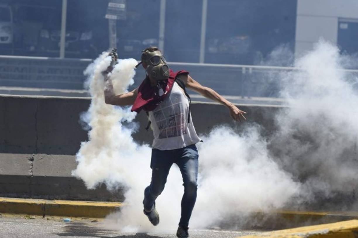 Muchos de los manifestantes fueron preparados con sus máscaras antigás para protegerse de los gases lacrimógenos.