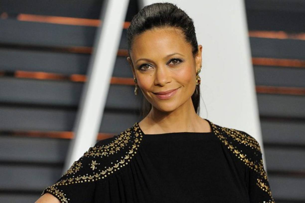 Thandie Newton. Tan elegante como exótica, y británica como Saffron Burrows, la Newton ha aparecido en Misión: Imposible 2, En busca de la felicidad y Rock’N’Rolla, entre otras. Respecto a sus apetencias carnales, declaró a la publicación gay The Advocate que sus conversaciones sobre su lado lésbico inspiraron a Oliver Stone para escribir ciertas escenas de W., filme en el que ella encarnaba a Condoleeza Rice. “Perdí la virginidad con una chica, pero no fue muy agradable. Aun así, ella era una de mis mejores amigas y la quería un montón”, prosiguió antes de definir a su esposo Ol Parker como “un hombre-mujer”. “Me pone Tim Curry en The Rocky Horror Picture Show: tómate eso como quieras”, bromeó.
