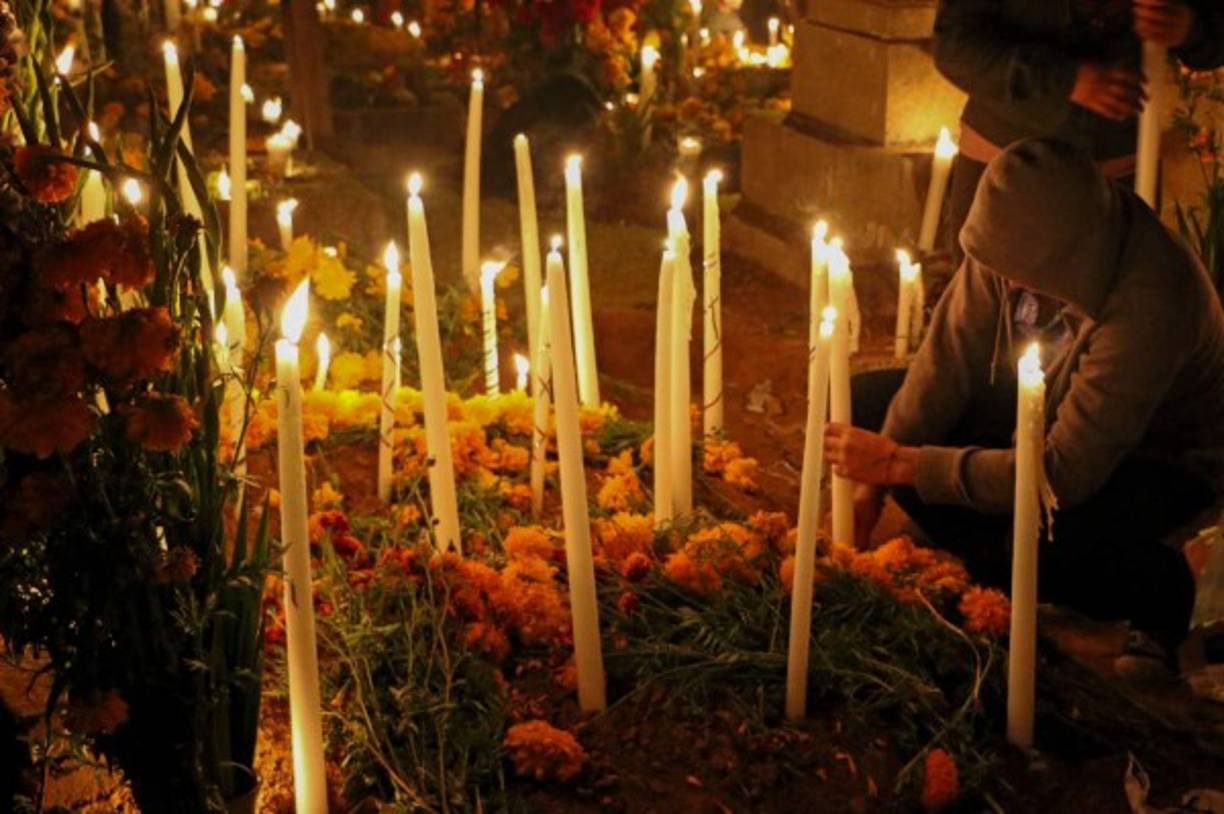 Oaxaca. Altares para muertos. Con una “Alumbrada” y altares recordaron a los niños inocentes en la celebración del Día de Muertos en México.