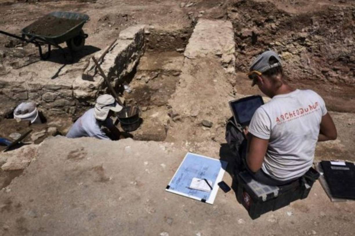 Entre las estructuras que han sobrevivido figuran los restos de una lujosa vivienda que ha sido bautizada como la Casa de los Bacanales, por su suelo de baldosas que representan una procesión de fieles en honor a Baco, el dios romano del vino. Foto:AFP