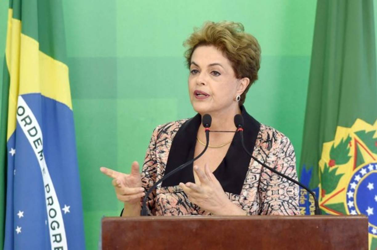 Dilma Rousseff fue la primera presidenta de Brasil, pero la polémica la envolvió, luego de las acusaciones de corrupción. Rousseff ocupó la presidencia de su país desde el 1 de enero de 2011 hasta el 31 de agosto de 2016. El 12 de mayo de 2016, el Senado abrió un proceso de impeachment en su contra, por lo que se encontraba desde entonces, y hasta el final del proceso, suspendida de sus funciones como Jefa de Estado y de gobierno.<br/>Fue destituida por el mismo órgano legislativo declarada culpable del delito de responsabilidad en el maquillaje de las cuentas fiscales y la firma de decretos económicos sin aprobación del Congreso de Brasil por 61 votos contra 20. Sin embargo, tiene muchos seguidores en su país y en América Latina.