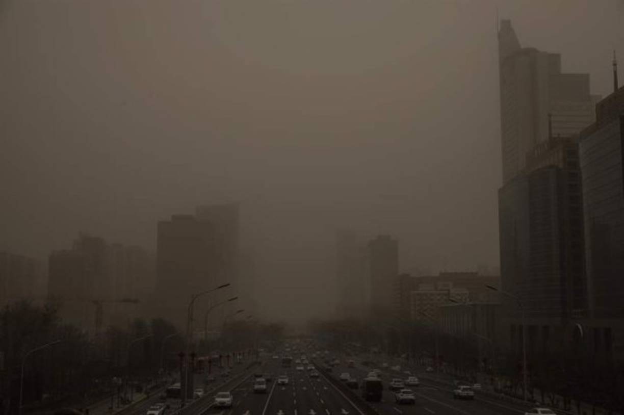 Pekín se vio sumida este lunes en una gran tormenta de arena, la mayor de los últimos diez años, que conllevó la cancelación de 350 vuelos con despegue en la capital china y agravó todavía más los problemas de contaminación.