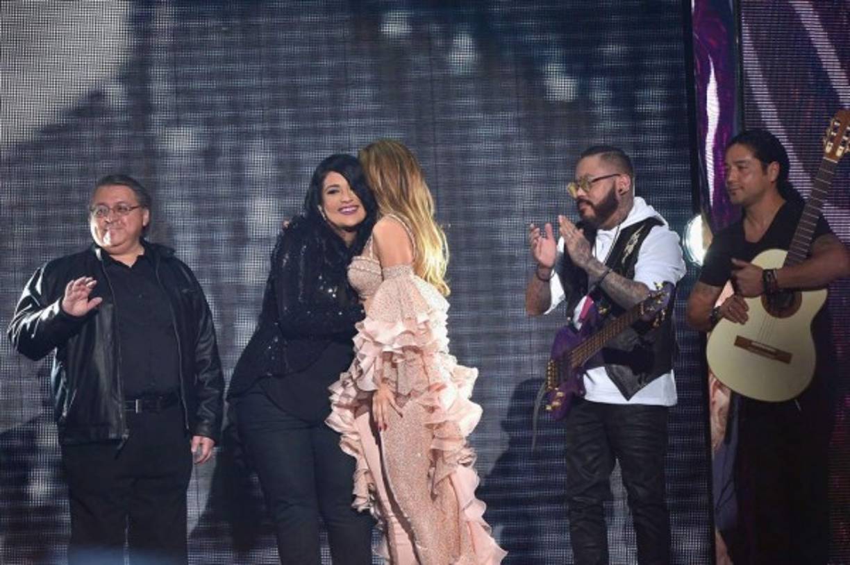 Jennifer López disfrutó interpretar a Selena. En la imagen Susette y Abraham Quintanilla junto a Chris Pérez.