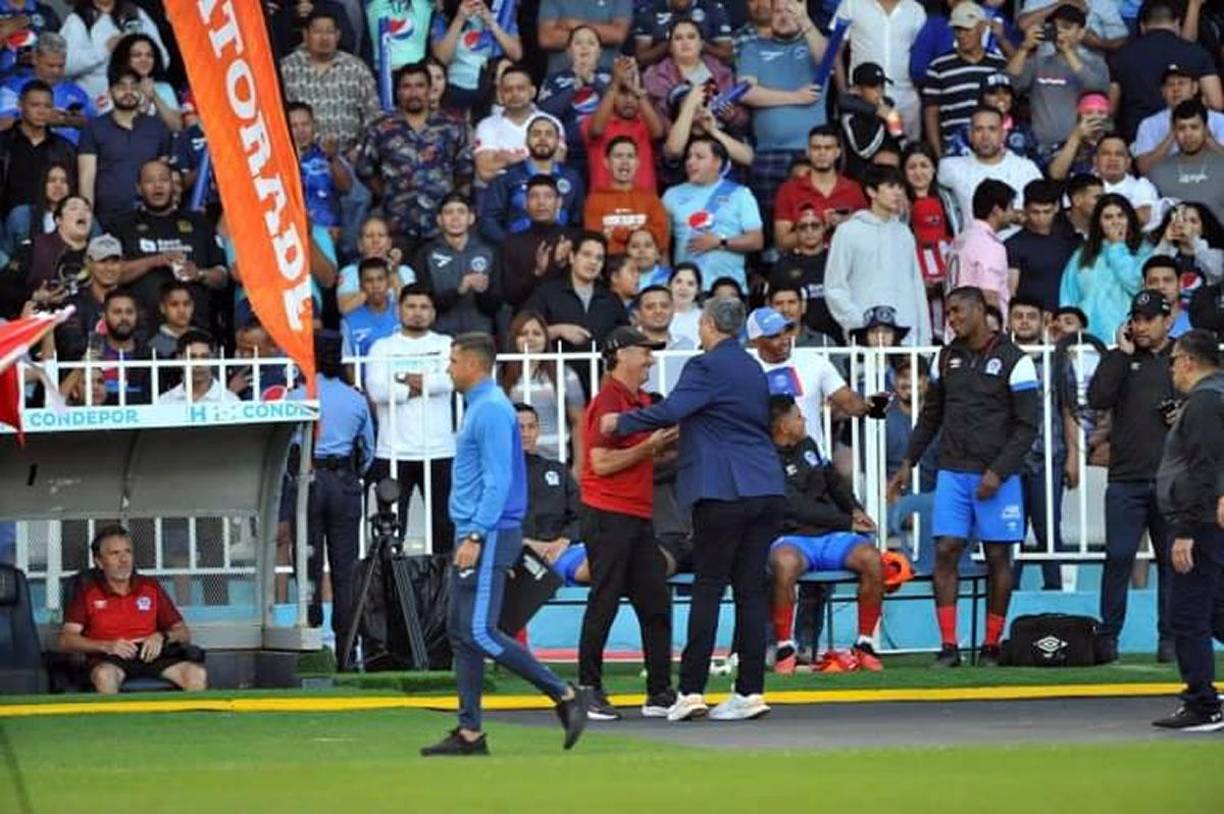 Todos atentos al saludo entre Diego Vázquez y Pedro Troglio.