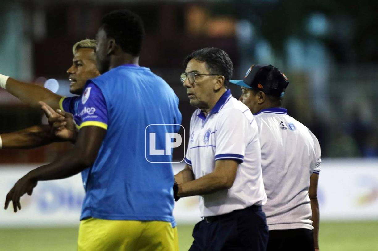 El entrenador hondureño Salomón Nazar durante su debut con el Victoria frente al Honduras Progreso en el estadio Humberto Micheletti.
