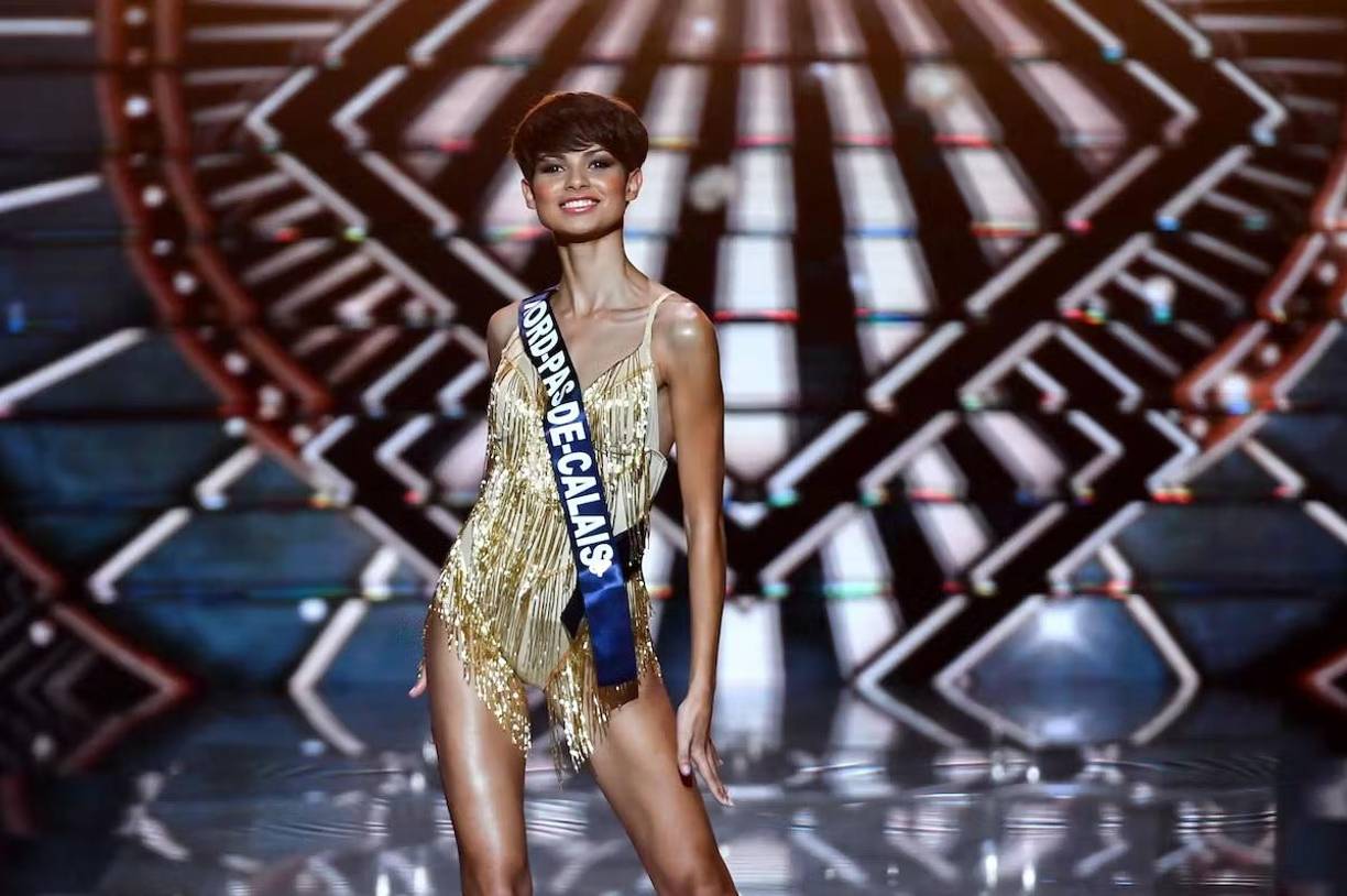 ”Entonces, en Francia, en 2023, ¿mediremos el progreso del respeto hacia las mujeres por la longitud de su cabello?”, publicó en sus redes sociales la diputada Sandrine Rousseau, en apoyo a la nueva soberana.