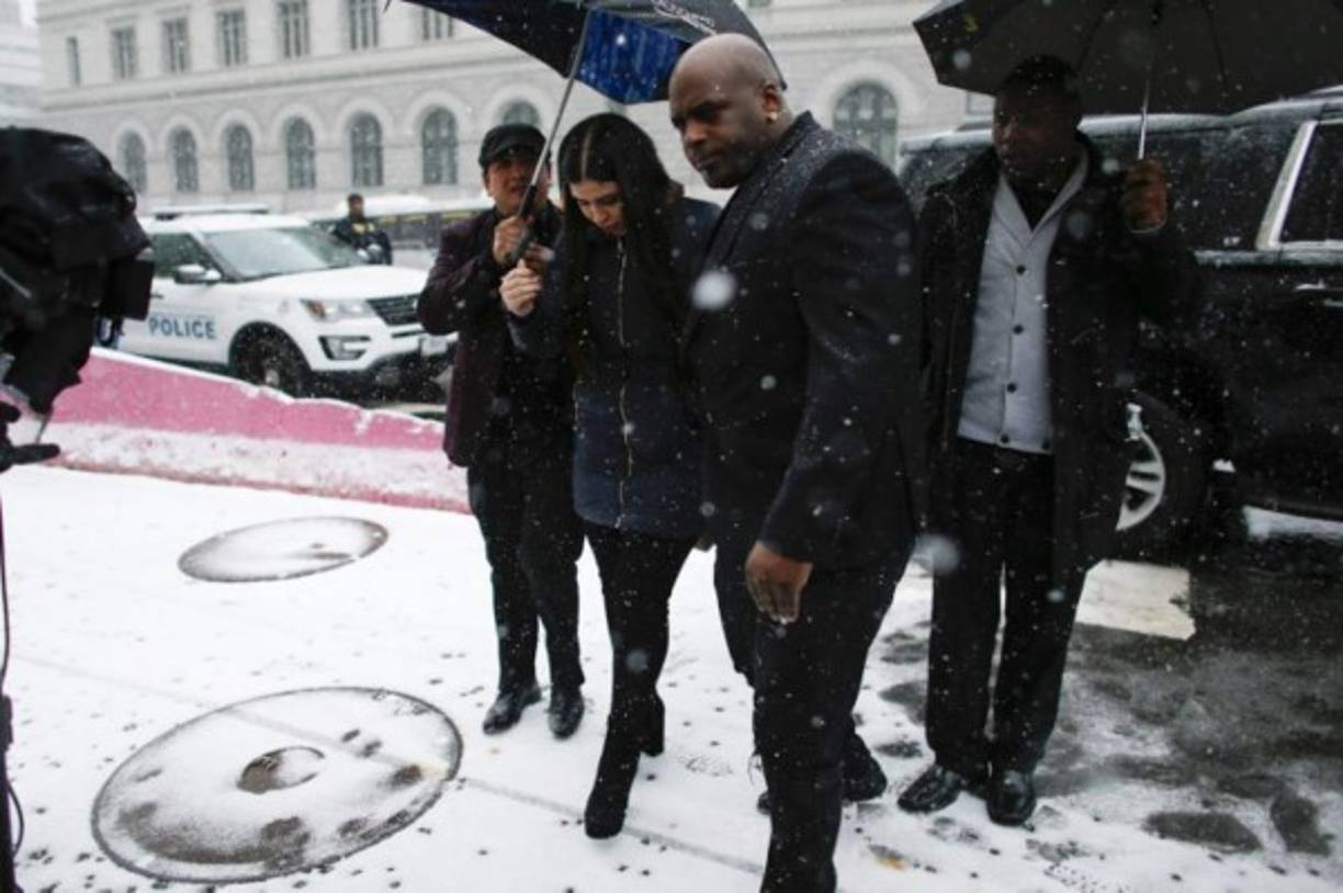 Coronel, le levantó el pulgar de la mano derecha, se cruzó las manos en el pecho y le tiró un beso antes de que los alguaciles retiraran al Chapo rápidamente de la sala.