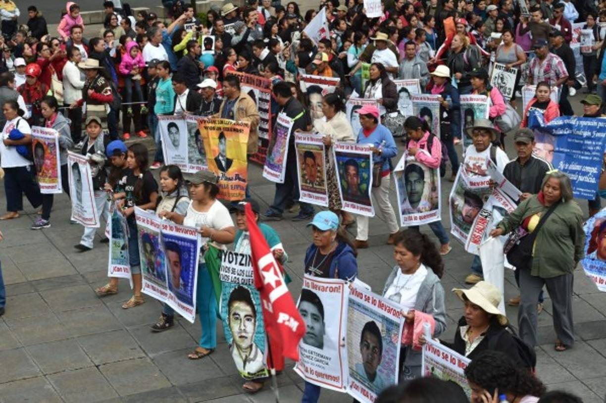 Al grito de '¡Vivos se los llevaron, vivos los queremos!', miles de personas marcharon este sábado en la capital mexicana en el aniversario de la desaparición de los 43 estudiantes de Ayotzinapa.