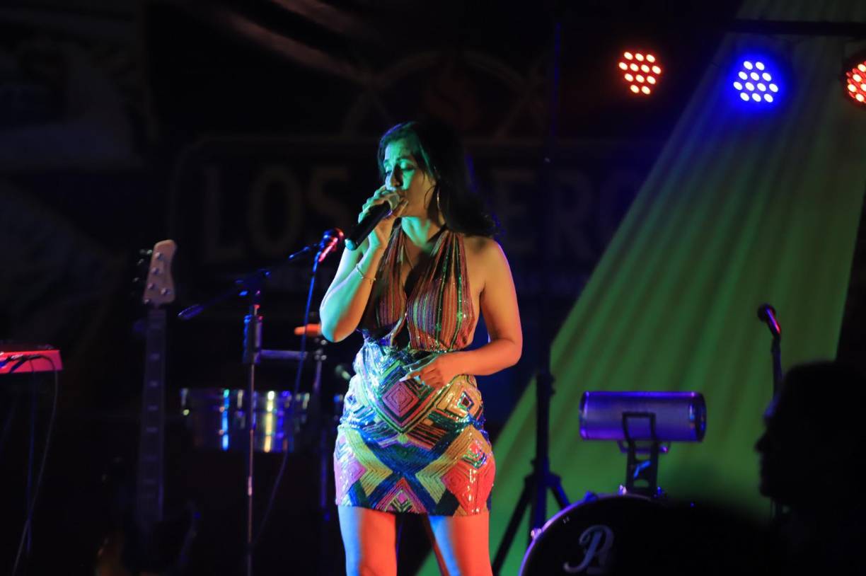 Por su parte, la guapa Kresma Ugarte dio un show especial con canciones de bachata y cumbia.