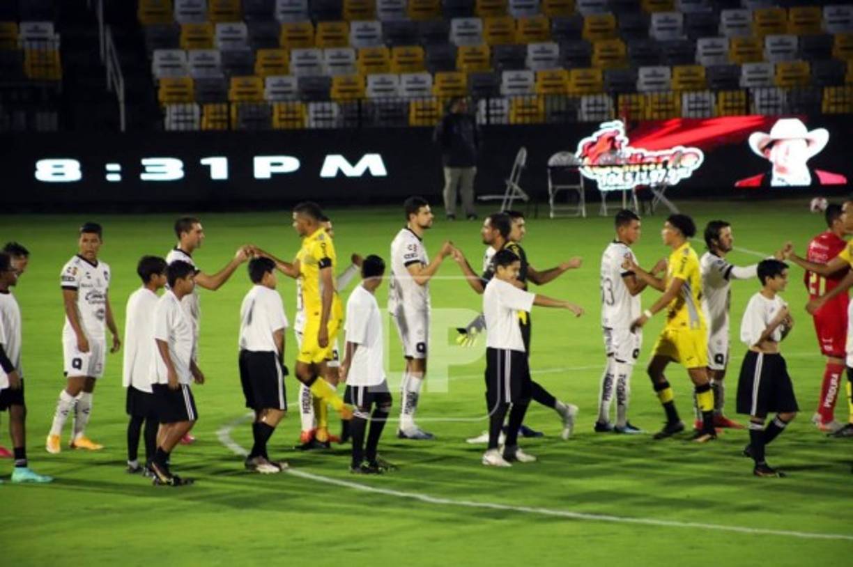 El saludo de los equipos de Real España y Querétaro.
