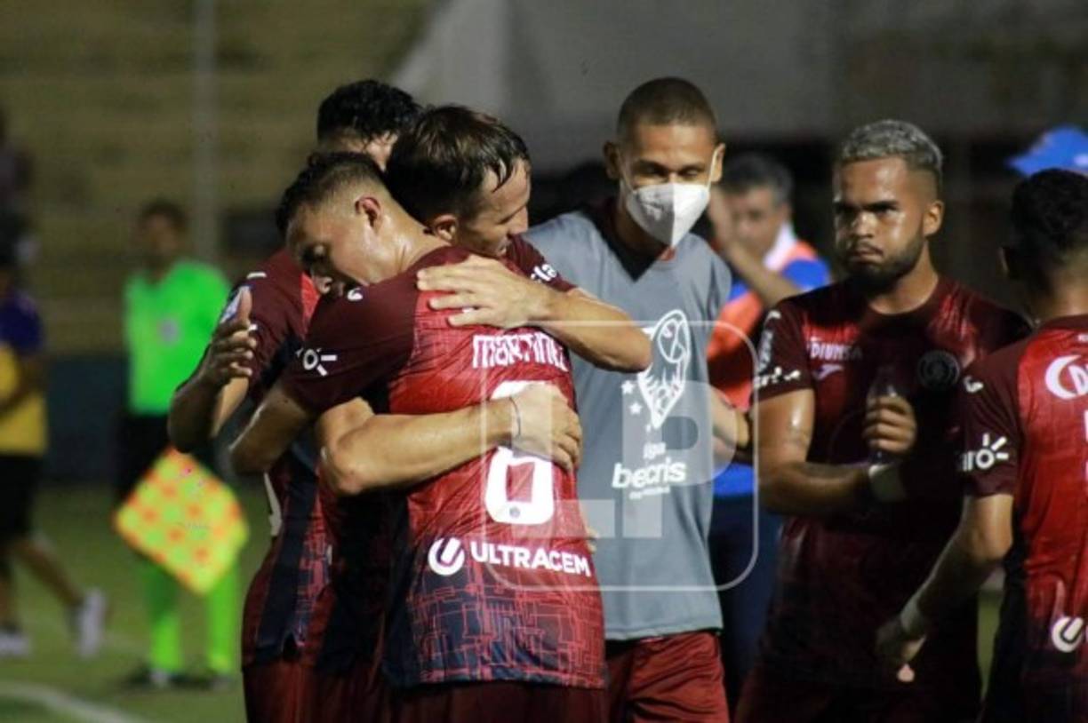 El abrazo de Gonzalo Klusener y Walter Martínez tras el gol.