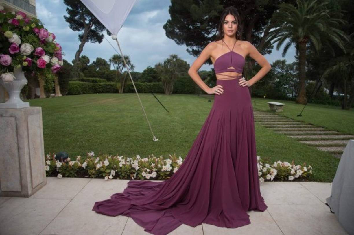 Kendall Jenner comenzó su carrera como modelo tras firmar con Wilhelmina Models a los 14 años. Su primer trabajo fue una campaña para Forever 21 en diciembre 2009 y enero 2010. Hoy es cotizada por las grandes firmas de moda.